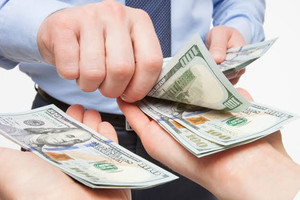 Từ ngày mai, doanh nghiệp chậm trả lương có thể bị phạt 100 triệu đồng cộng thêm tiền lãi cho người lao động