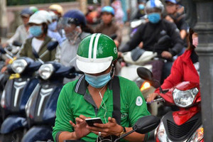 Tài xế Grab chạy 10-12 tiếng/ngày: 'Nếu chính sách không thay đổi, tôi sẽ bỏ nghề'