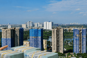 Ngân hàng rao bán 'đất vàng' Hà Nội, tính thu giữ biệt thự ở TPHCM