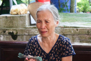 Người phụ nữ bật khóc nhận món quà đặc biệt từ quỹ của tỷ phú Phạm Nhật Vượng