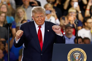 Tổng thống Trump hứa tặng 5.000 USD cho mỗi người Mỹ nếu đảng Cộng hòa thắng cử