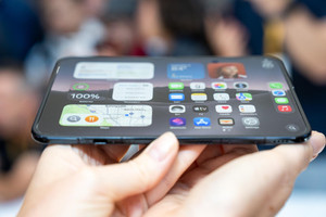Cận cảnh iPhone Duo giá hơn 100 triệu: Màn hình 7,6 inch, chip A20 Pro, bỏ Face ID, chỉ có 2 camera
