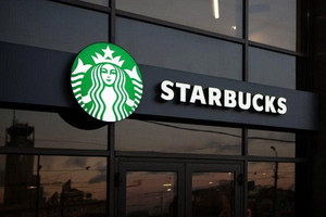 Không cho khách trả tiền mặt, Starbucks nói gì?