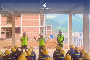 90 công nhân của tỷ phú Phạm Nhật Vượng vượt 120km đường đèo, hoàn thành trường học vùng cao đúng ngày khai giảng