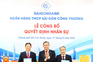 Chủ tịch SaigonBank trao quyết định cho 2 Phó Tổng Giám đốc