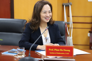 Nữ Phó Giáo sư Toán học là Giám đốc Phòng nghiên cứu, có bố là Giáo sư nổi tiếng, cậu là Hiệu trưởng
