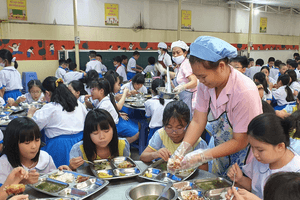 Thủ tướng: Không chọn đơn vị cung cấp bữa ăn bán trú chỉ vì giá thấp