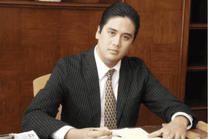 NSND sinh năm 1981 là Phó Giám đốc trẻ nhất lịch sử Học viện Âm nhạc, từng hoá thân thành vua Bảo Đại