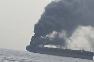 Tàu thương mại Iran trúng vật thể lạ ở eo biển Hormuz, năm người thương vong