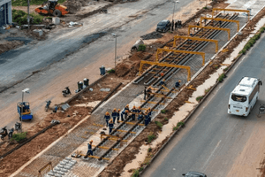 Bắt đầu lắp đặt 2.850 thanh ray trên tuyến đường sắt nhẹ đầu tiên Việt Nam