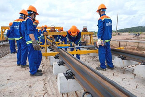 Tăng tốc lắp ray tàu điện đầu tiên ở Phú Quốc