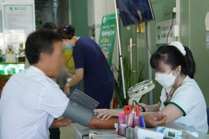 Bộ Y tế vào cuộc vụ khám sức khỏe xin việc trong 20 phút, giấy có 9 chữ ký