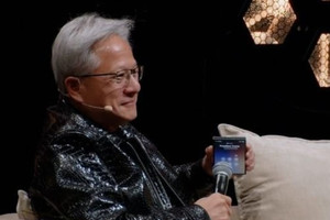 CEO Nvidia bật loa ngoài cho hàng trăm người nghe cuộc gọi của Tổng thống Trump