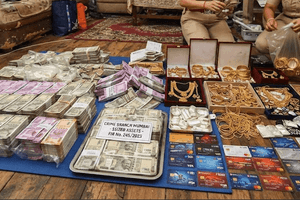 Tịch thu 2,5 triệu tiền mặt, trang sức vàng, 1 ô tô Bolero, lượng lớn thẻ ATM cùng sổ tiết kiệm cất giấu trong một căn nhà