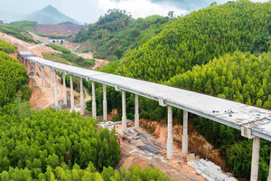 Cao tốc kết nối rừng - biển đầu tiên của Việt Nam: Đã đào thông hầm xuyên núi, 10 cây cầu hoàn thiện sau 1 tháng nữa