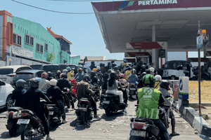 Người dân thành phố lớn ở Đông Nam Á học trực tuyến, làm việc tại nhà, xếp hàng dài hàng km chờ mua xăng
