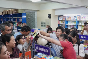 Thủ tướng chỉ đạo xử lý ngay tình trạng thiếu sách giáo khoa, bất cập suất ăn học đường