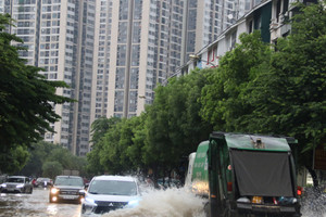 Hà Nội: Mưa lớn dồn dập, nhiều tuyến phố ngập sâu