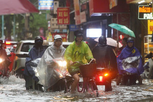 Hà Nội: Mưa lớn kéo dài, nhiều tuyến phố ngập, giao thông ùn ứ