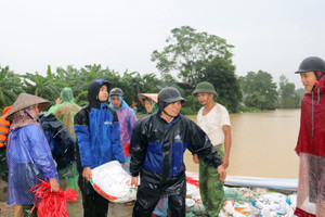 Hàng chục hộ dân Hà Nội phải sơ tán do mưa lũ, nước sông dâng cao