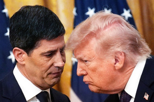 Fed tăng lãi suất bất chấp sức ép từ ông Trump