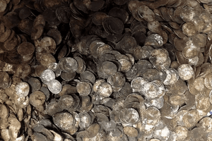 Phong tỏa khu đất, công an huyện tịch thu hơn 67.000 đồng tiền bạc trị giá 1,4 tỷ do nữ công nhân phát hiện khi đang đào đường dẫn nước thải