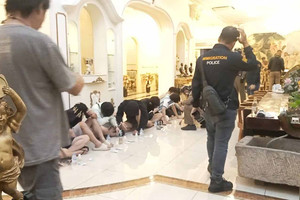Đột kích căn biệt thự 2 tầng, phát hiện nhiều trang phục, phù hiệu cảnh sát, 15 người nước ngoài bị bắt tại chỗ