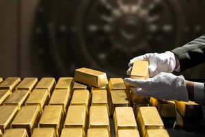 Vàng đảo chiều sau cú giảm 2,7%, loạt ngân hàng lớn nhắm mốc 5.000 USD/ounce
