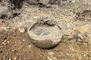 Người đàn ông phát hiện hơn 700 món đồ quý gồm thỏi bạc, đồ trang sức, tiền xu... khi dọn dẹp vườn nhà