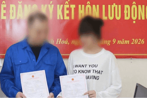 Cặp đôi chênh nhau 13 tuổi nhận giấy đăng ký kết hôn trong trại tạm giam