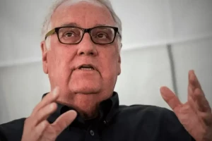 Chân dung người kế nhiệm Warren Buffett: Bỏ dở đại học để làm nông, từng viện trợ 800 triệu USD cho Ukraine
