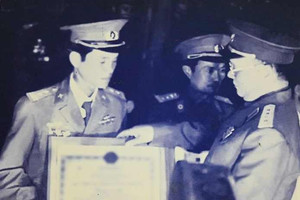 Vị Thiếu tướng trốn nhà đi làm du kích, trực tiếp tham gia 47 trận đánh, 3 lần bị thương nặng, 34 tuổi được phong Anh hùng
