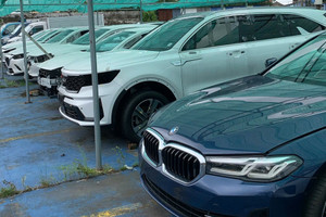 Lô xe ô tô ngập nước lên sàn đấu giá không có khách mua