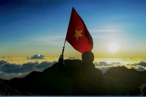 Đỉnh núi cao 2.913m được ví như 'nấc thang lên trời', là nơi săn biển mây, ngắm hoàng hôn đẹp nhất nhì Việt Nam