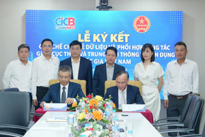 Trước sự chứng kiến của Phó Thống đốc Phạm Tiến Dũng, Cục trưởng Cục Thuế và Chủ tịch CIC ký thỏa thuận mới