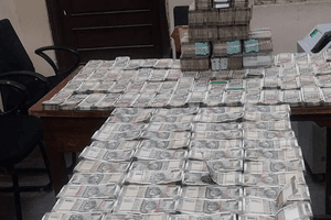 Tịch thu 8 tỷ tiền mặt, 1 sổ tiết kiệm trị giá 13,6 tỷ, 11 sổ đỏ, 12 thỏi vàng, hơn 3kg trang sức, 8kg bạc... của nguyên Phó Giám đốc Cục Khảo sát và Hồ sơ Đất Đai Ấn Độ