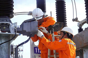 Đề xuất tính giá điện sinh hoạt theo giờ cao điểm, thấp điểm: Hóa đơn tiền điện của hàng triệu hộ dân có thể thay đổi ra sao?