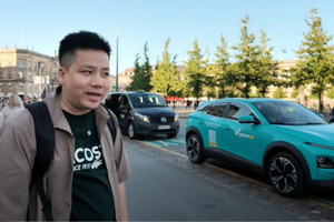 Khoa Pug ngỡ ngàng trải nghiệm taxi điện giữa lòng Đan Mạch, lái xe 20 năm hết lời khen Green SM của tỷ phú Phạm Nhật Vượng