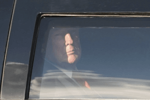 Tỷ lệ ủng hộ ông Trump rơi xuống mức thấp kỷ lục
