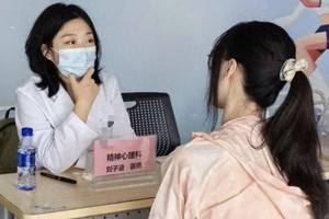 ‘Lạ đời’ nữ bác sĩ có bằng Tiến sĩ ở tuổi 27 quyết định nghỉ việc, hiện sáng tối đi làm shipper, hát quán bar, tuyên bố thẳng lý do