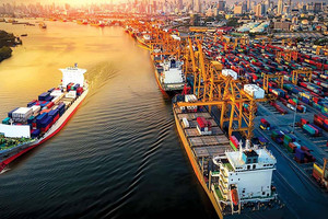 Xuất khẩu nửa đầu tháng 9: Điện tử tăng 30% nhưng dệt may, giày dép giảm sâu