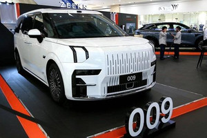 MPV cao cấp 912 mã lực về Việt Nam: Đệm ghế bị 9 ô tô và xe tải 20 tấn cán qua vẫn 'trơ gan'