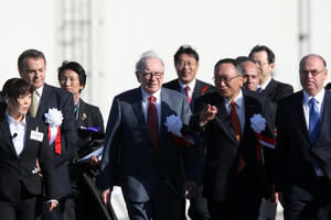 Trung Quốc đặt cược vào triết lý Warren Buffett để hút vốn dài hạn