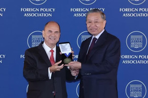 Tổng Bí thư, Chủ tịch nước nhận Huy chương của Hiệp hội Chính sách Đối ngoại Mỹ