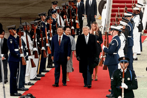 Ông Trump đích thân ra tận đường băng đón ông Tập Cận Bình, Mỹ - Trung chuẩn bị bàn loạt vấn đề nóng