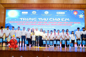 Quỹ từ thiện của tỷ phú Phạm Nhật Vượng trao quà Trung thu cho trẻ em khó khăn