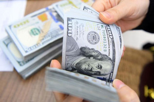 Tỷ giá hôm nay 25/9: Tỷ giá trung tâm tăng lên mức cao mới, USD ngân hàng giảm 20 đồng