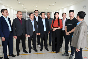 Đoàn đại biểu cấp cao nước Lào vừa đến thăm cơ ngơi 7.300 tỷ đồng của VinFast