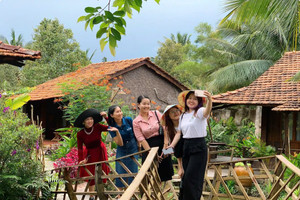 Du lịch địa phương: Hết thời ‘đánh bóng’ logo, slogan rỗng tuếch?