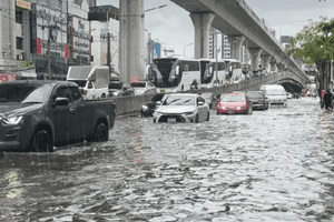 Thủ đô nền kinh tế lớn thứ 2 Đông Nam Á chìm trong biển nước suốt 48 giờ, ban bố tình trạng thảm họa